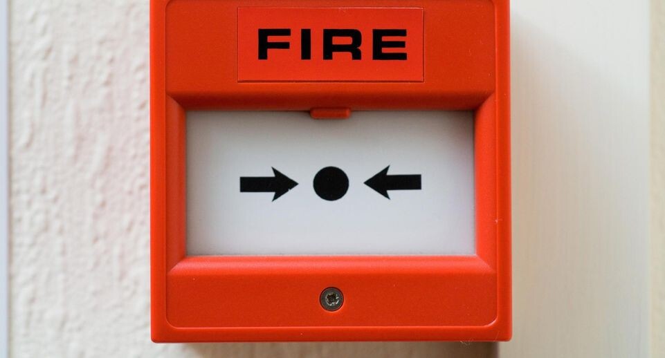 Неутомительная ночь: жители ЖК «Любовь и голуби» страдали от сигнала тревоги