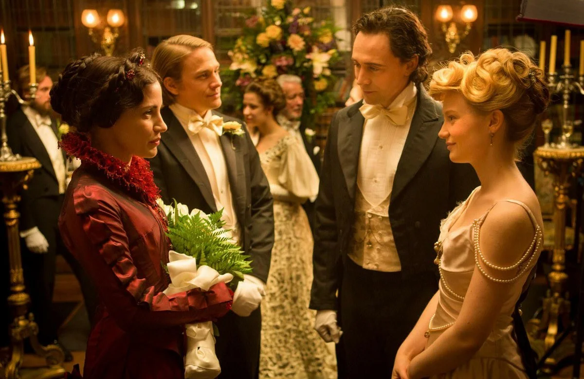 Багровый пик: Психологические тайны за гранями сказки