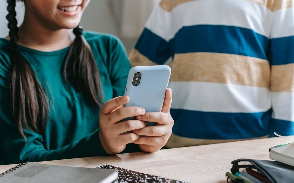 Социальное одобрение: ключ к пониманию поведения подростков в социальных сетях